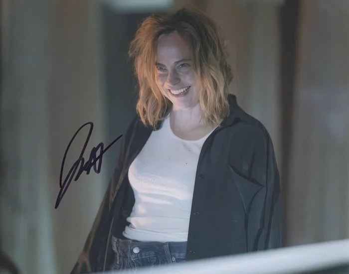 Fiona Dourif autograph