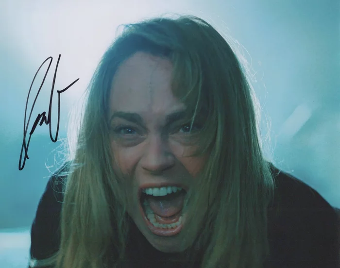 Fiona Dourif autograph