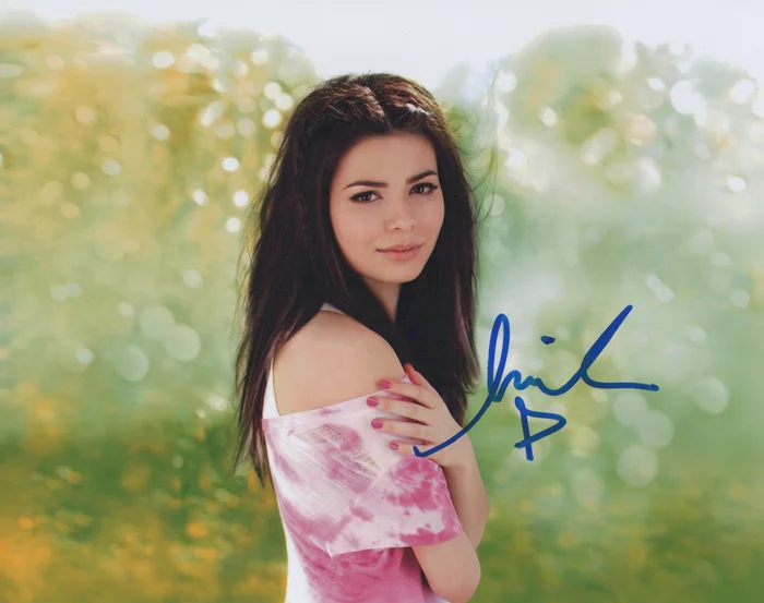 Miranda Cosgrove autograph